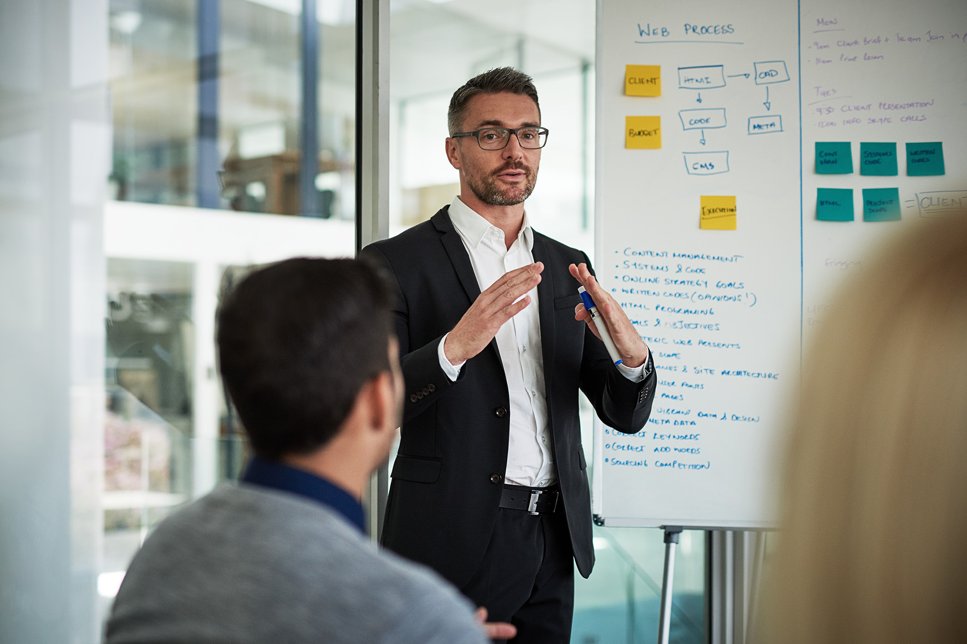 Beratungsgespräch am Besprechungstisch