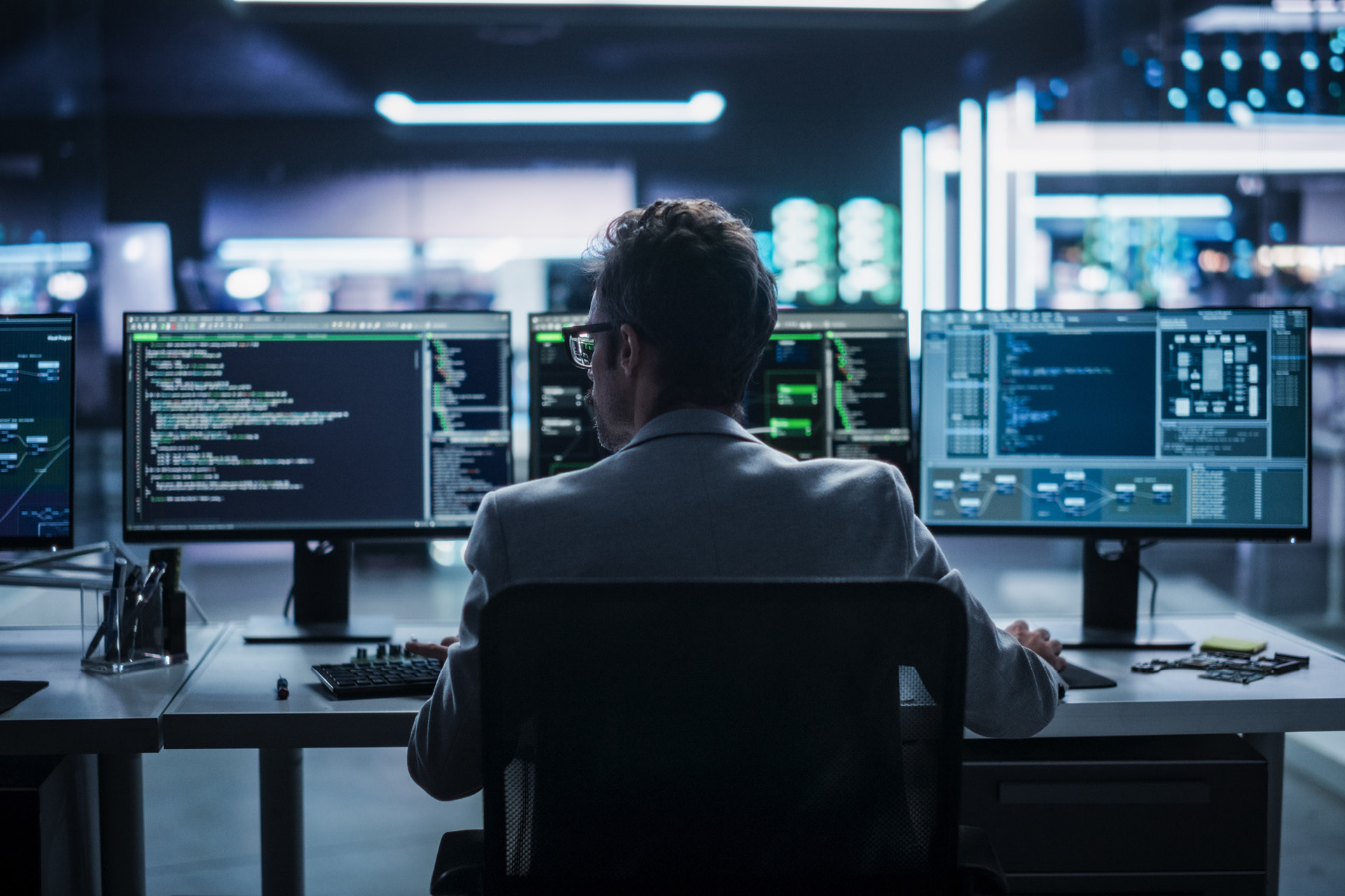 Softwareteam am Bildschirm