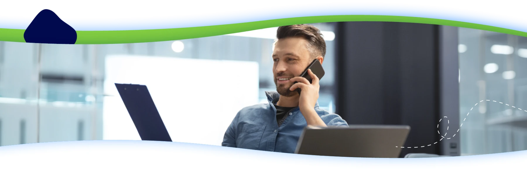 Berater im Telefonat am Schreibtisch, Collage aus Markenformen